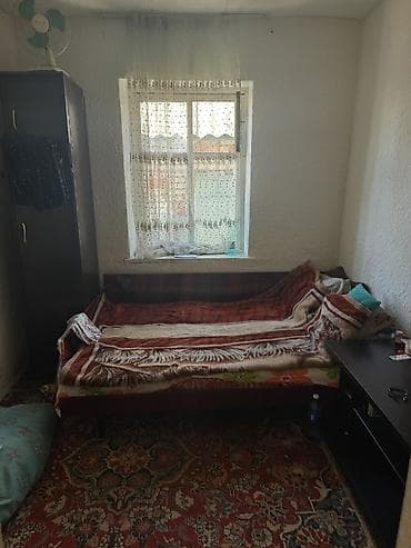 обмен однокомнатной квартиры на дом: Продаётся дом барачного типа. гостиная, две спальни, кухня, коридор — 6