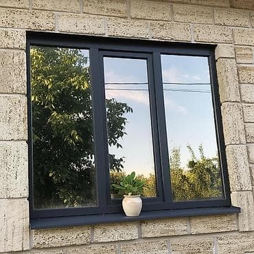 Распашное трехстворчатое окно с черной рамой и серым подоконником at lalafo.kg Распашное трехстворчатое окно с черной рамой и серым подоконником