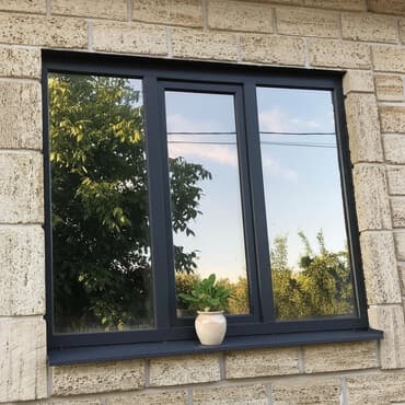 дом в даче: Распашное трехстворчатое окно с черной рамой и серым подоконником — 1