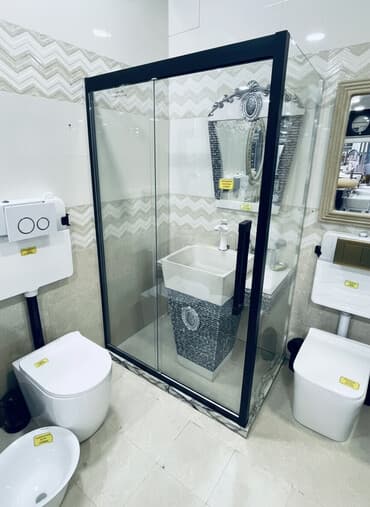 пластиковые двери для душа: Душевая кабина со стеклянными раздвижными дверями и матово-черным — 1