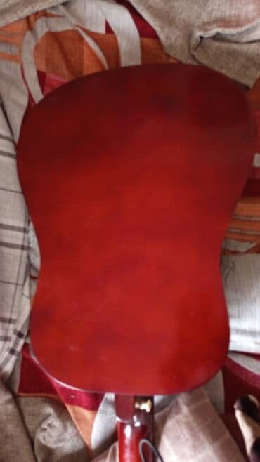 исык кол: Гитара б/у. В отличном состоянии. Струны - металл + нейлон. Район — 3