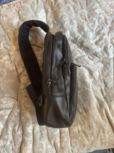 Сумка‑слинг (кросс‑боди/на одно плечо), компактная городская модель