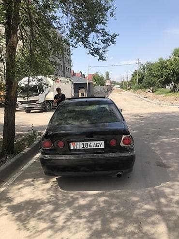 Продажа: седан бизнес-класса черного цвета. Кузов и экстерьер: -