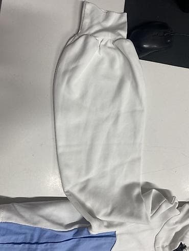 джинсы шорты: Костюм женский двухцветный: укороченная толстовка на молнии и брюки — 2