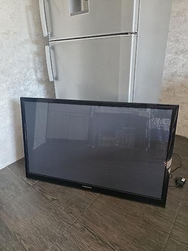 Телевизор Samsung, диагональ около 40–43". Плоская панель с узкой — 1