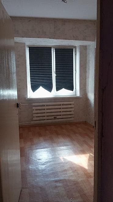 Комната с окном и радиатором отопления. - Площадь визуально
