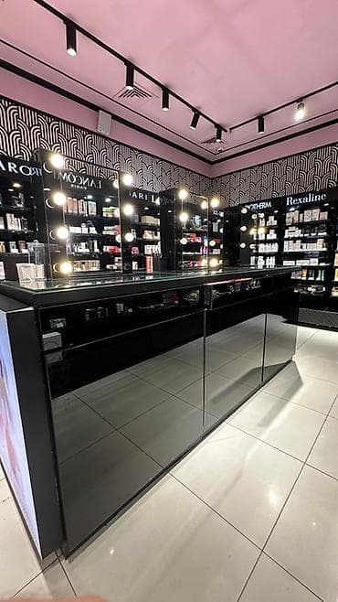 Витрины: Торговый островок с зеркалами для макияжа с подсветкой. Три блока — 3