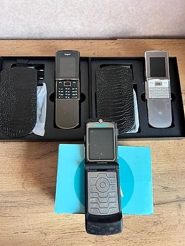 Подборка кнопочных телефонов-«классиков» в коробках: 1) Motorola RAZR