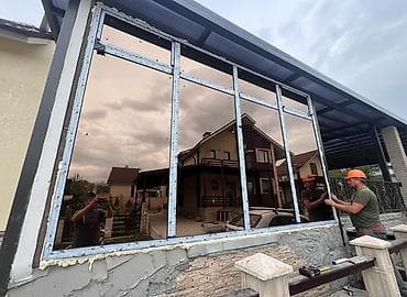 Пластиковые оконные рамы с тонированными стеклами, предназначенные для