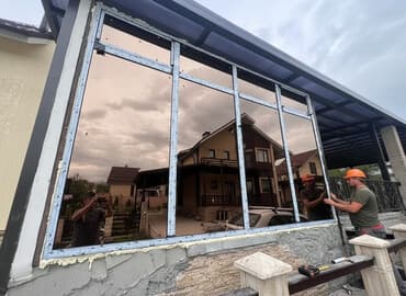 декор дождик: Пластиковые оконные рамы с тонированными стеклами, предназначенные для — 1