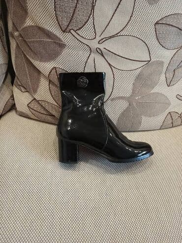 женские зимние сапоги из натуральной кожи и меха: Женские осенние сапоги и ботильоны, черные, натуральная кожа/лаковая — 1