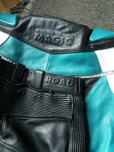 кожанный плащ: Детский (размер 38) мото-костюм из толстой кожи с защитой, куртка — 2