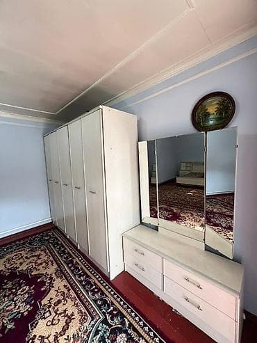 Үйлөр: Продаётся просторный частный дом с благоустроенным двором. - — 5