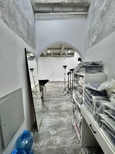 бокомбаева сдаю помещение: Сдаю Торговое место, В жилом доме, 443 м² Действующий, С оборудованием, С ремонтом, 1 линия, Кондиционер, Отдельный вход — 21