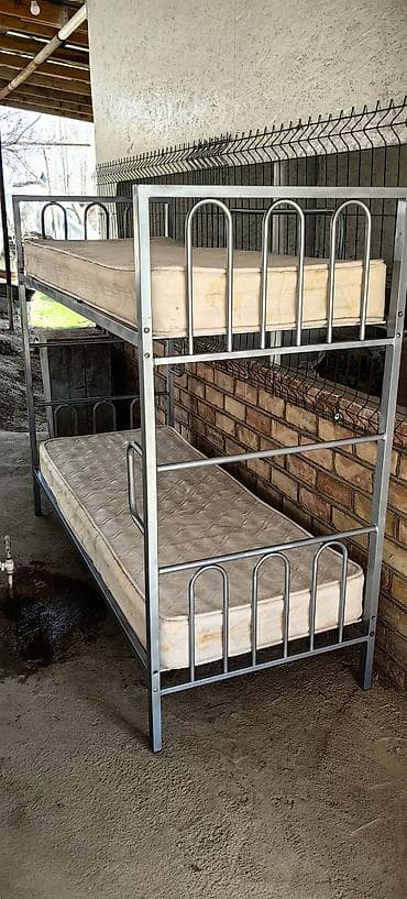 Двухъярусная металлическая кровать с матрасами. - Конструкция