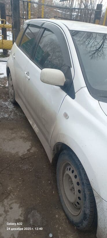 mini cooper: Продаётся компактный 5‑дверный хэтчбек белого цвета. Основные — 3