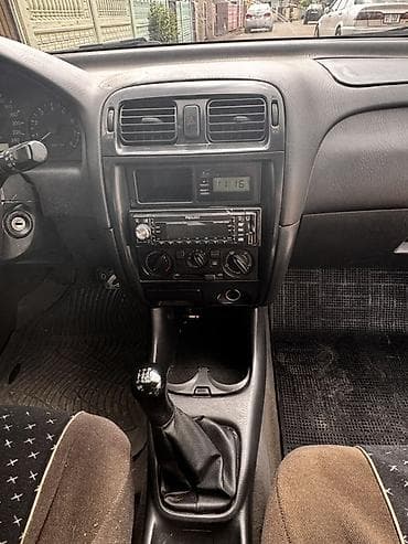 Унаа сатуу: Mazda 626: 1997 г., 1.8 л, Кол менен иштөөчү, Бензин, Хетчбек — 7