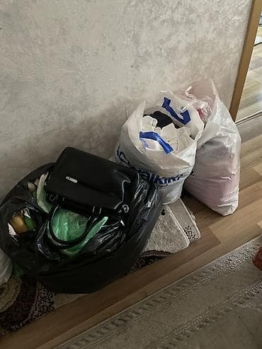На фото также видны пакеты с одеждой — возможно комплект можно
