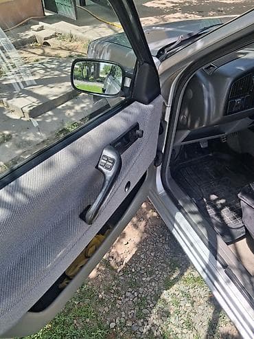 авто фортранзит: Volkswagen Passat B3, седан, серебристый цвет кузова. 1989 год 1.8 — 5