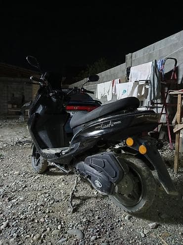 Скутер/максискутер китайского производства, черный цвет. Компактный