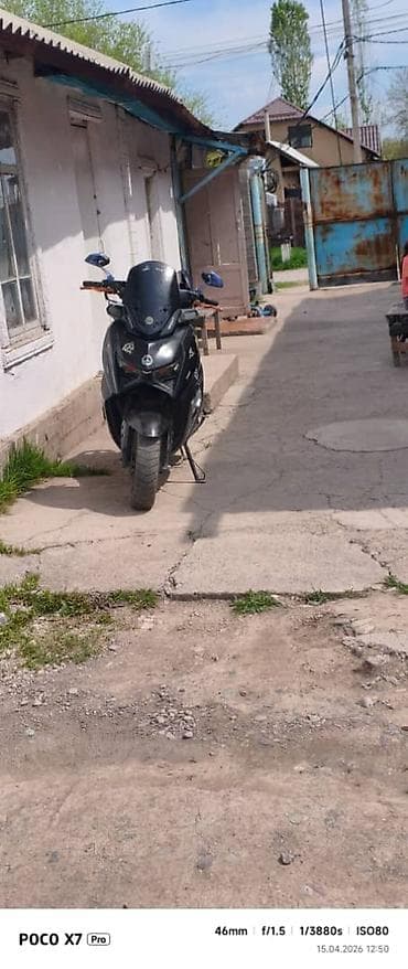 sp 4: Скутер/макси-скутер черного цвета - Агрессивный городской дизайн с — 1