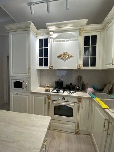 кухонный гарниткр: Современный кухонный гарнитур, выполненный в комбинации светло-серых и — 3