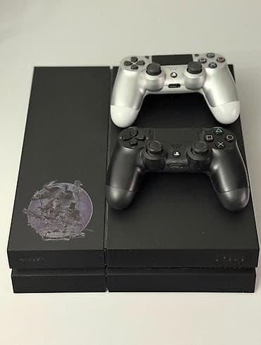 Игровая приставка Sony PlayStation 4 (PS4) с двумя беспроводными