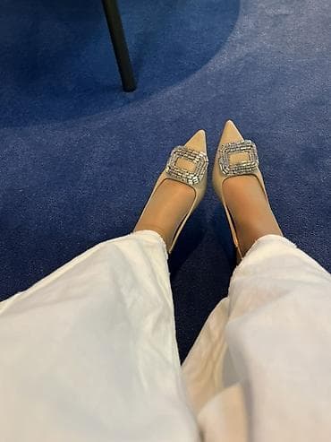 Туфли-лодочки с острым носком и декоративной пряжкой из страз. -