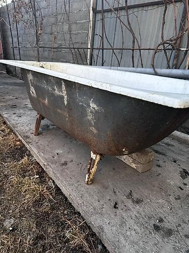 Чугунная ванна на ножках, классическая прямоугольная форма. Основные