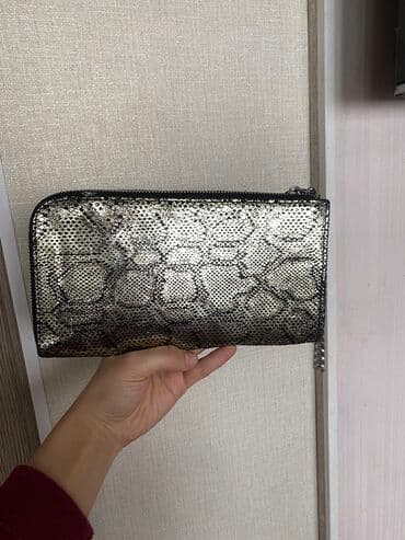 сумка клатч б у: Новый клатч Из натуральной, лазерной кожи Есть дефект - упала одна — 2