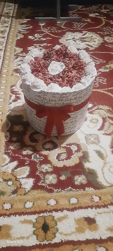 Подарочная композиция в шляпной коробке. - Круглая коробка с принтом