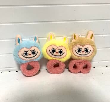 сколько стоит плюшевый медведь: Плюшевые браслеты лабубу. Доступны в голубом, желтом и бежевом цветах — 1