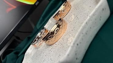 Свадебные платья и аксессуары: Золотой браслет-манжета с ручной ажурной гравировкой. - Материал — 5