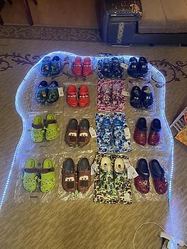 Детские и подростковые сабо/кроксы/Crocs с принтами и персонажами В