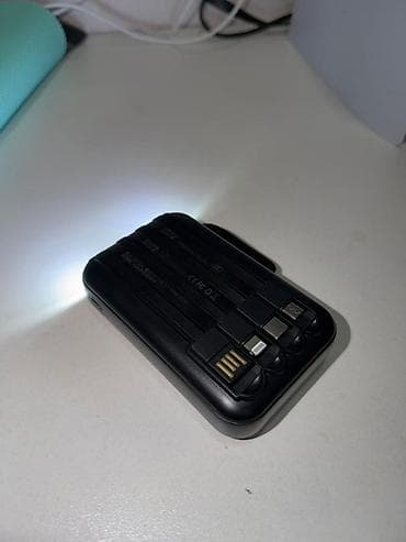 Универсальный внешний аккумулятор (Power Bank) с встроенными кабелями