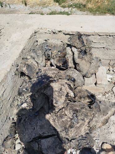 краска для асфальта: Куски битума, характерные своим черным цветом и смолянистой текстурой — 4