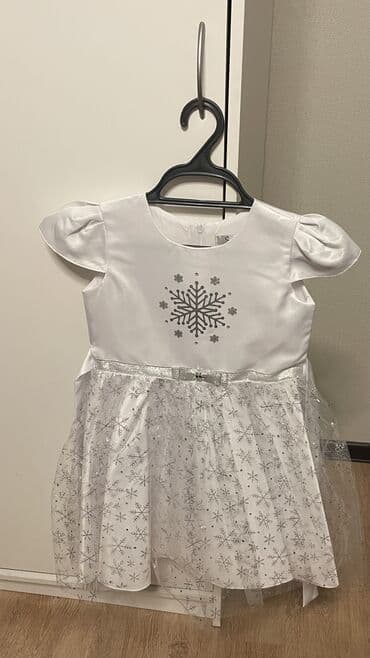 новогодный платья: Продаю платье новогоднее, новое. Размер 110 см. Цена 1500 сом — 2