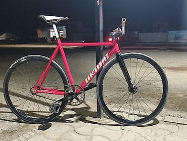 Спорт и хобби: Фикс‑байк (fixed gear) с трековой геометрией в яркой розовой — 1
