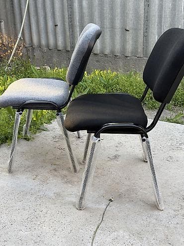 Стулья, табуретки: Офисные стулья "Изо", новые. Осталось 5 шт: черные - 3 шт; черные 2 — 2
