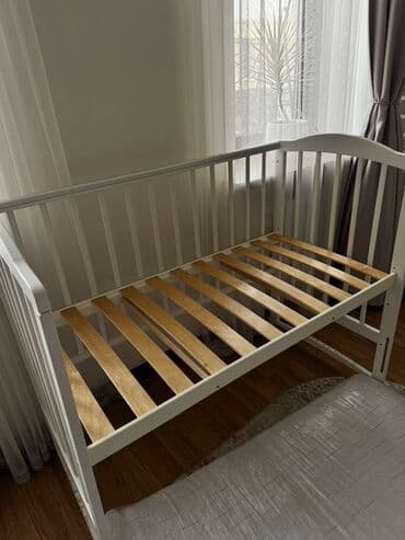 Шкафы: Детская кроватка стандартного размера, белый цвет. Состояние 9/10 — 2