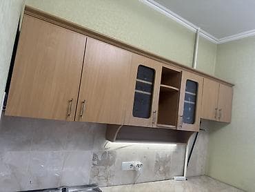 с мебелью: Кухонный гарнитур с мойкой и рабочей зоной - Компоновка: нижние тумбы — 5