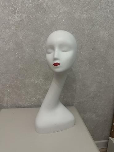 кызыл кия кыз: Демонстрационный манекен-голова для витрины и хранения аксессуаров. - — 1