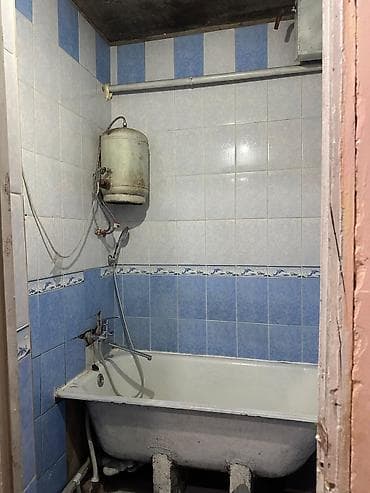 продажа коммунальной квартиры: Бишкек кызыл аскер достук м-н 110 квартал эки болмолуу батирдин бир — 5