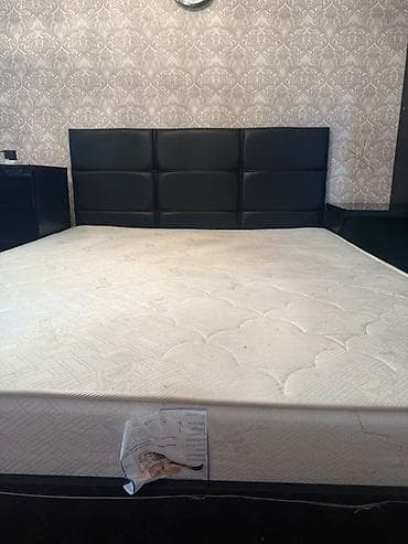 Двуспальная кровать с подъемным механизмом и мягким изголовьем -