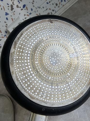 тефали: Продаю 2 сковородки: 1 Новая Сковорода Tefal с крышкой. 1800 сом. 1 — 4