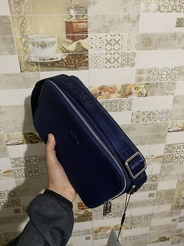 лакосте сумка: Сумка через плечо Lacoste, темно‑синяя. - Формат: компактная — 3