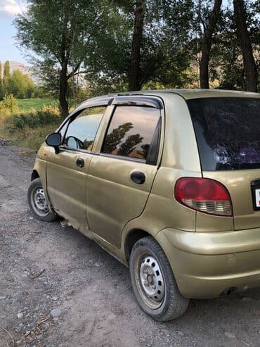 авто зеркала: Автомобиль Daewoo Matiz золотистого цвета, компактный хэтчбек с пятью — 5