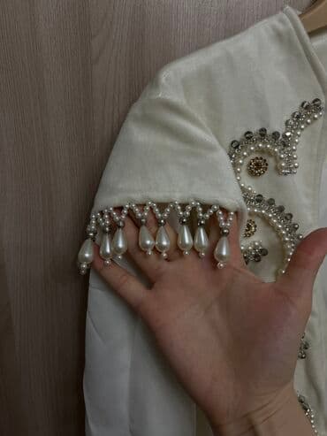 фата на девичник: Продаю шикарное платье ручной работы есть длинный жилет, внутри — 3