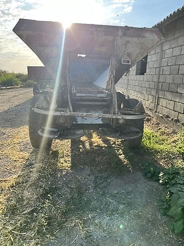 плуг обратный: Разбрасыватель удобрений переделан под органическое удобрение навозо — 2
