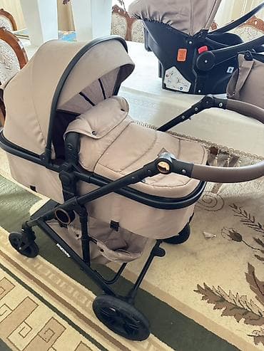 Детская коляска-трансформер 2 в 1 в бежевом цвете с черной рамой